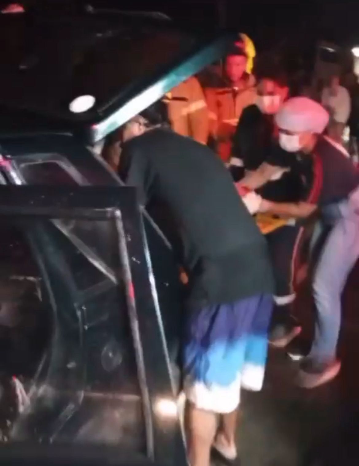 VÍDEO: colisão entre veículos deixa homem preso nas ferragens no interior do Acre