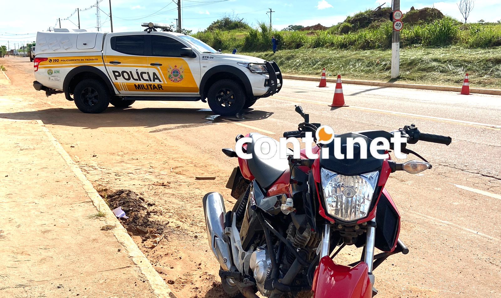Ao desviar de ambulante, motociclistas batem de frente e vão parar no PS com fraturas expostas