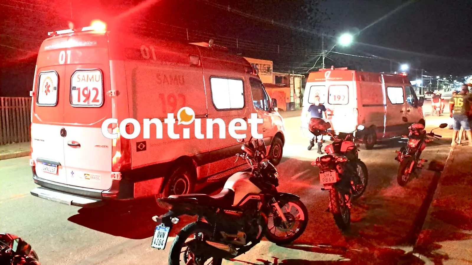 Após tentar ultrapassar veículo, motoboy fica em estado grave ao colidir com caminhonete