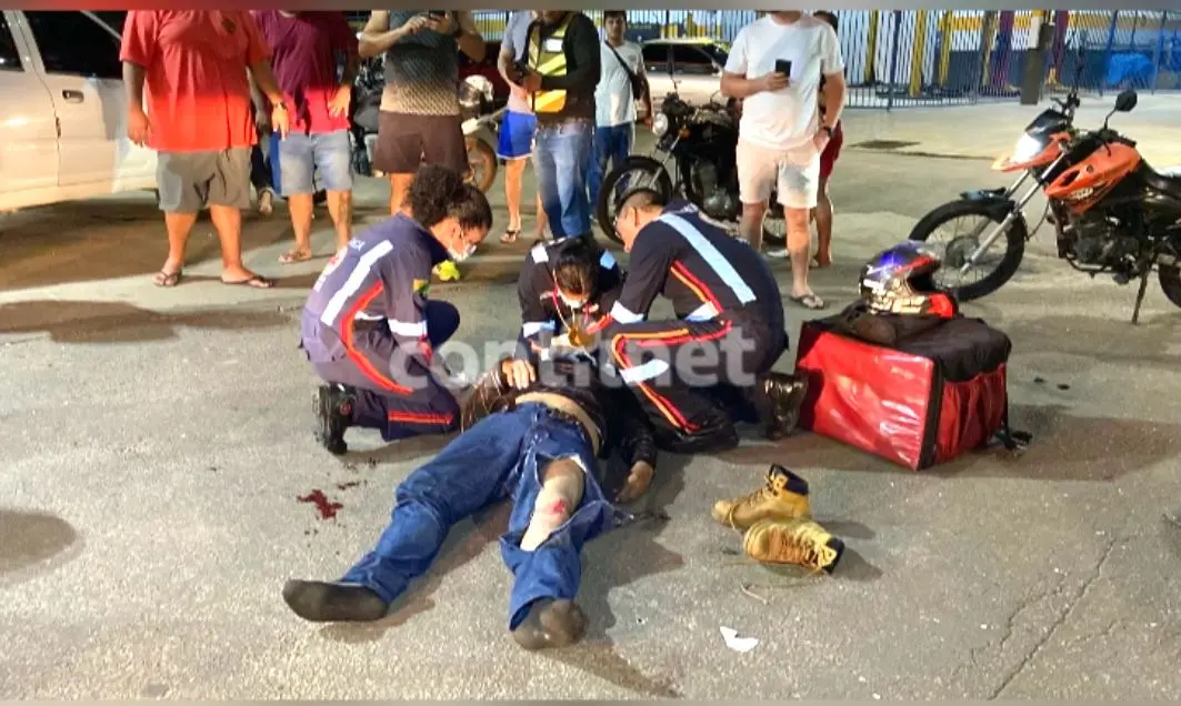 Motoboy é atropelado por ônibus escolar na Avenida Getúlio Vargas; estado da vítima é grave