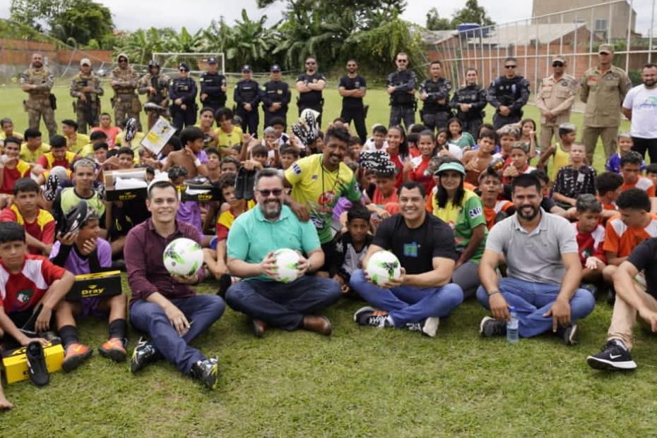 Senador Alan Rick entrega equipamentos esportivos para programas sociais