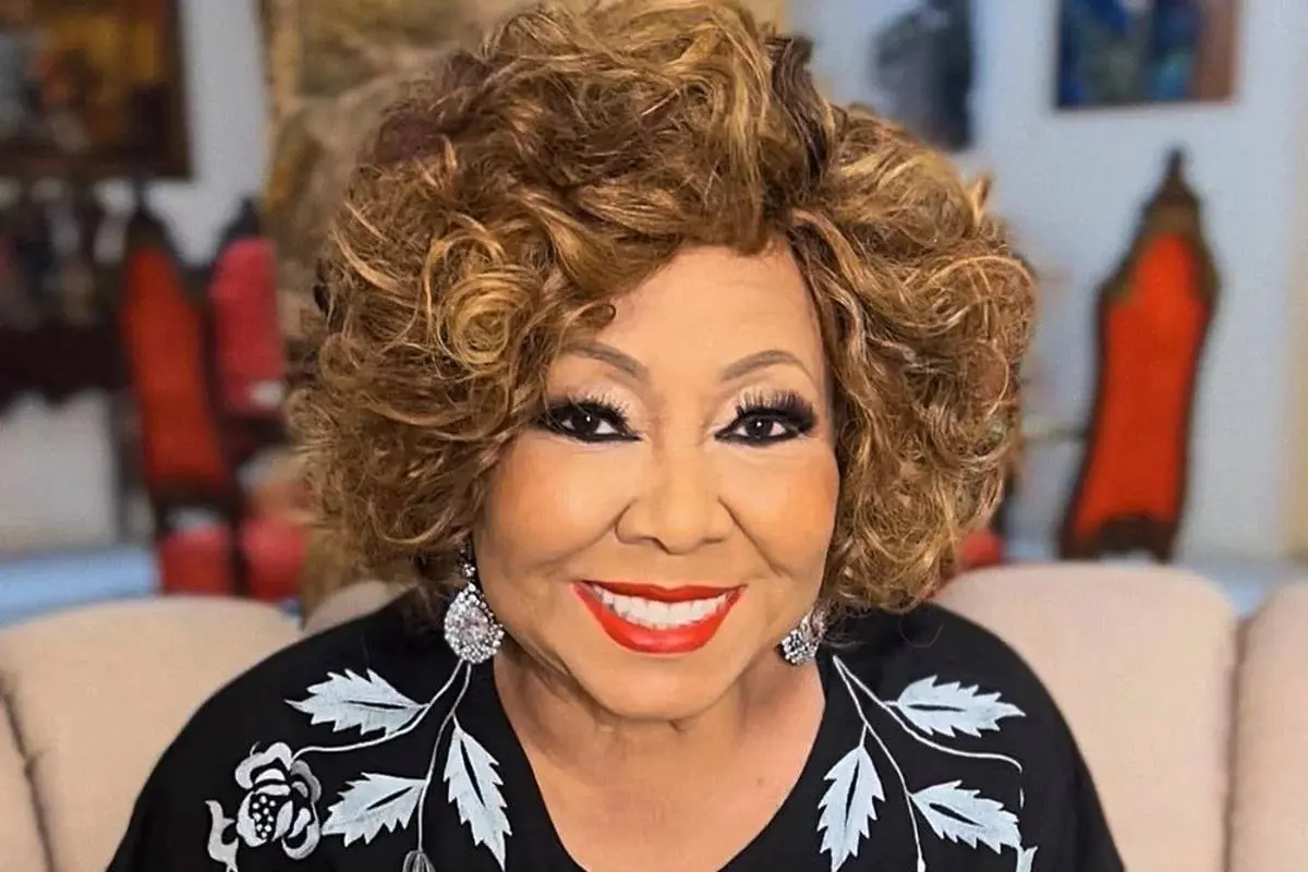Alcione deixa o palco após passar mal durante show em navio