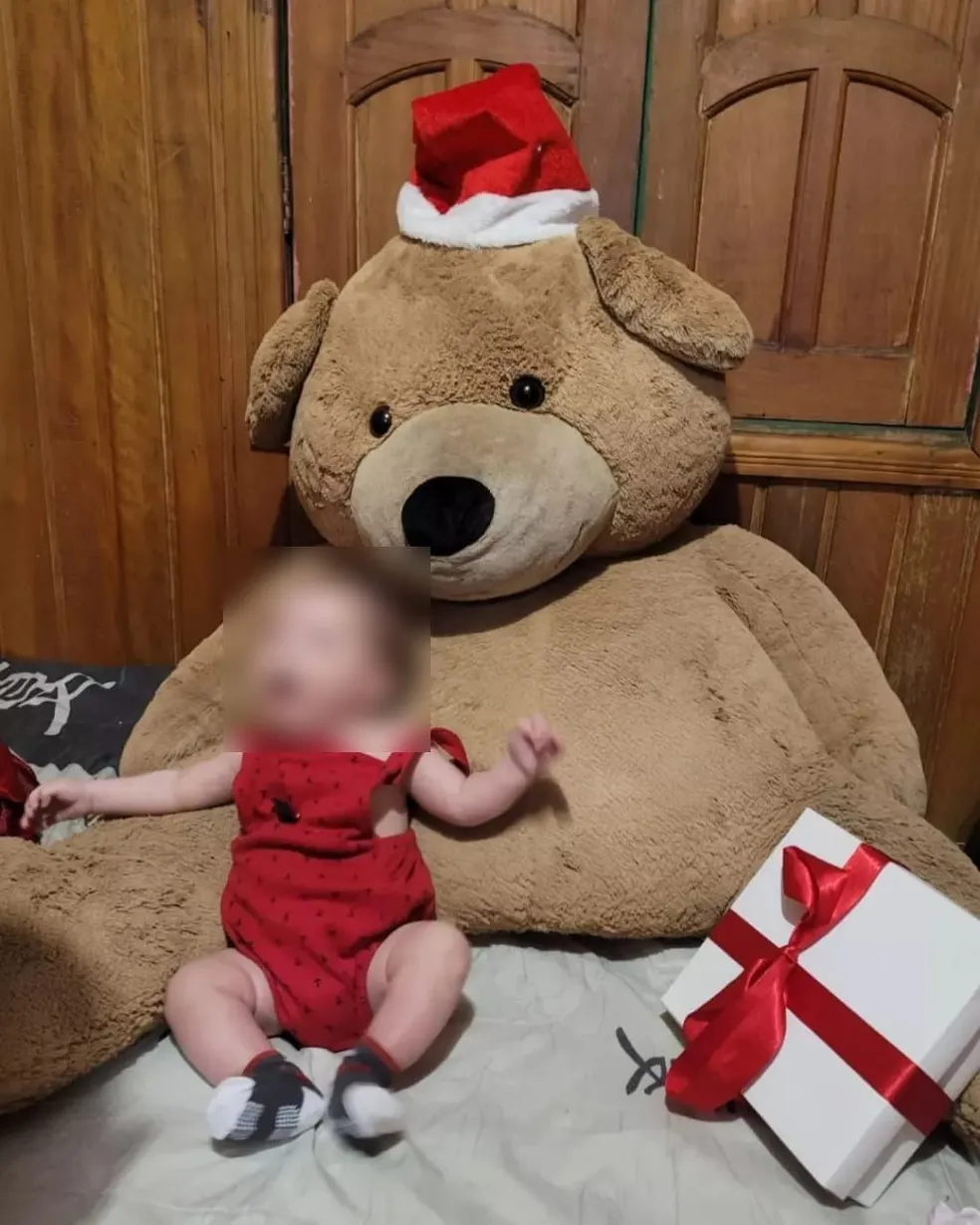 Família de bebê que foi retirado da mãe celebra primeiro Natal com o filho após quase um mês em casa