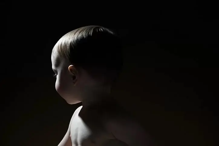 Bebê é internado após cabelo da mãe se enrolar em seu pescoço à noite