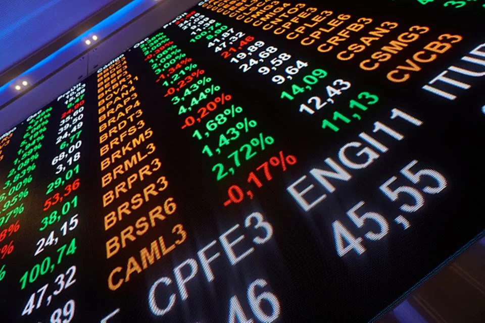 Bolsa sobe com empresas de petróleo; em alta, dólar fecha em R$ 4,92