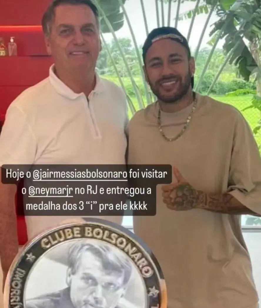 Bolsonaro visita Neymar e presenteia o jogador com medalha de ‘imbrochável, imorrível e incomível’