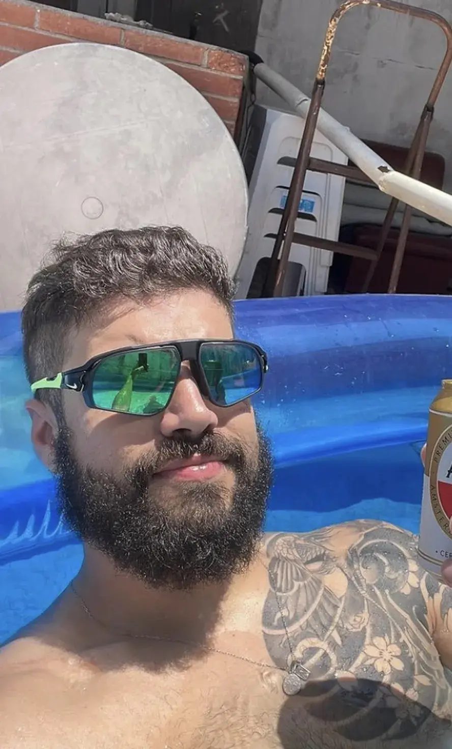 Caio Castro volta às origens e passa fim de semana com amigos de infância