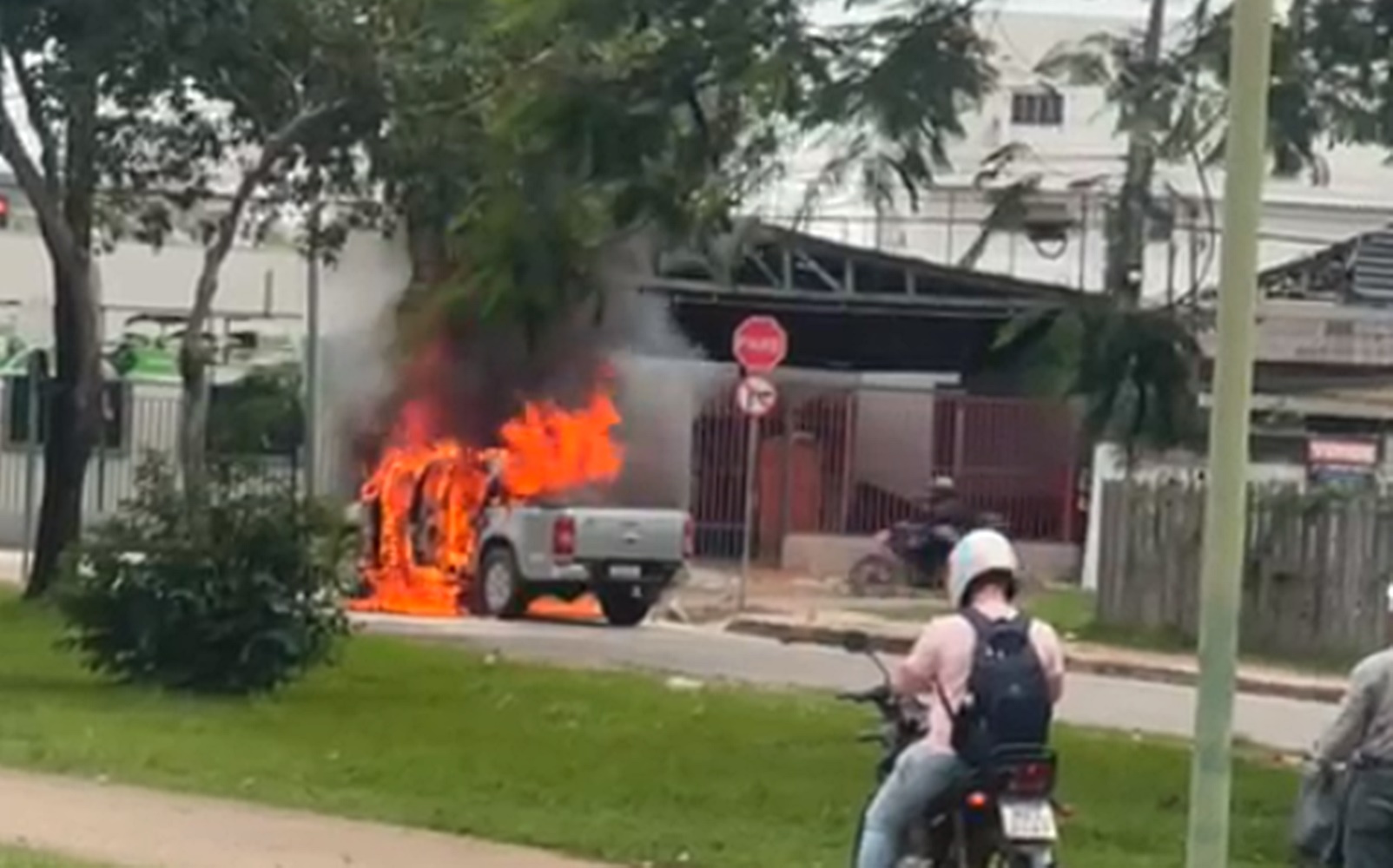 VÍDEO: caminhonete pega fogo no Canal da Maternidade, em Rio Branco