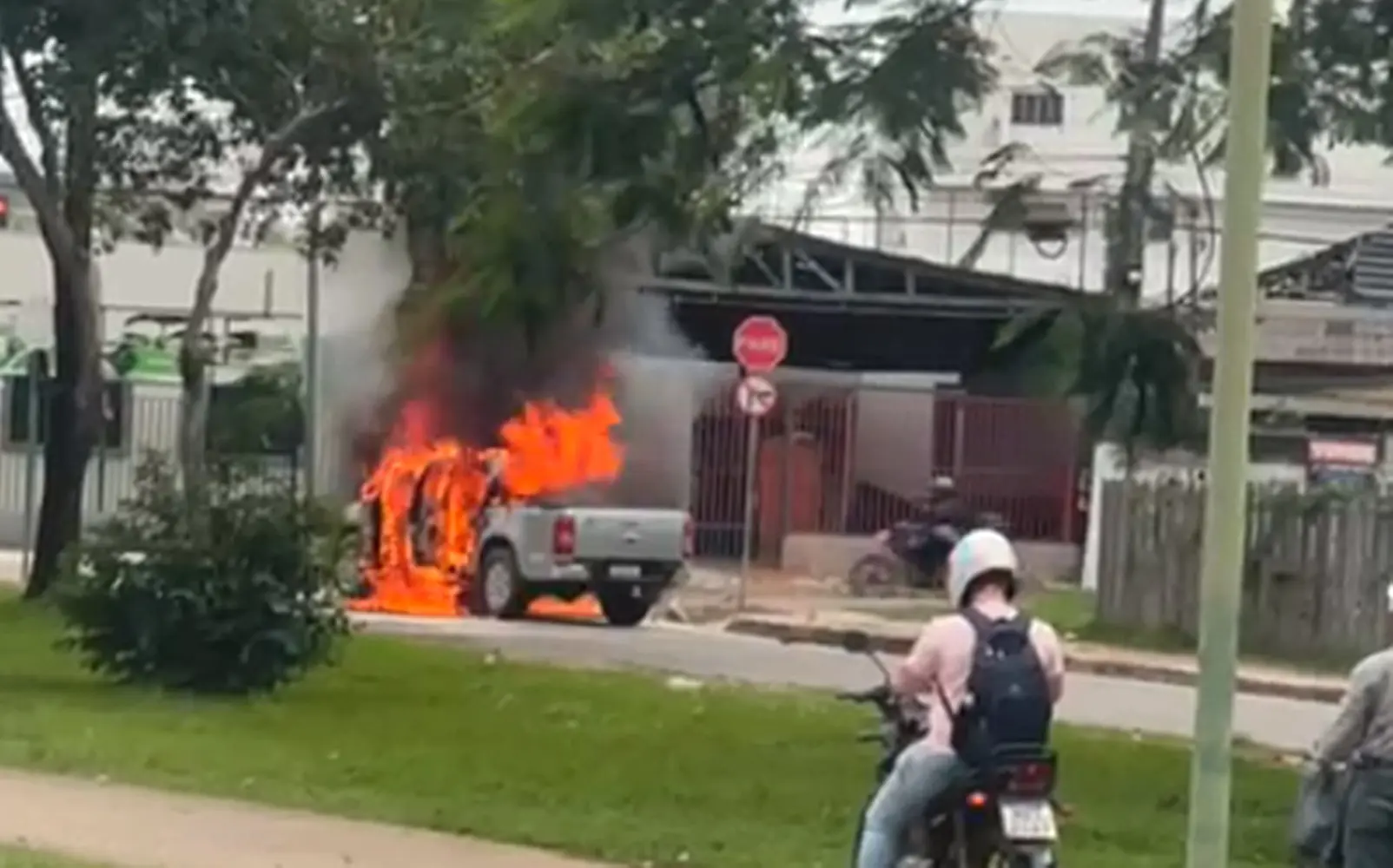 VÍDEO: caminhonete pega fogo no Canal da Maternidade, em Rio Branco