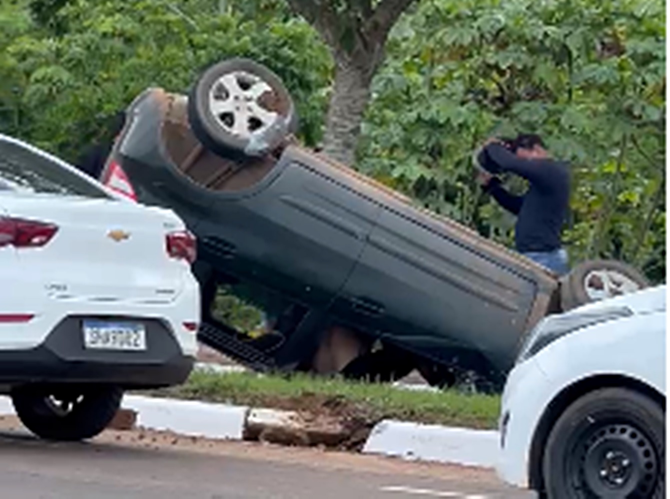 Carro capota na Avenida Amadeo Barbosa, em Rio Branco; VEJA VÍDEO