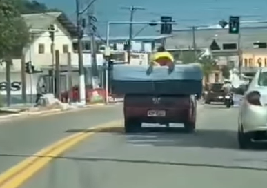Vídeo mostra homem deitado em cama durante transporte em Cruzeiro do Sul; veja