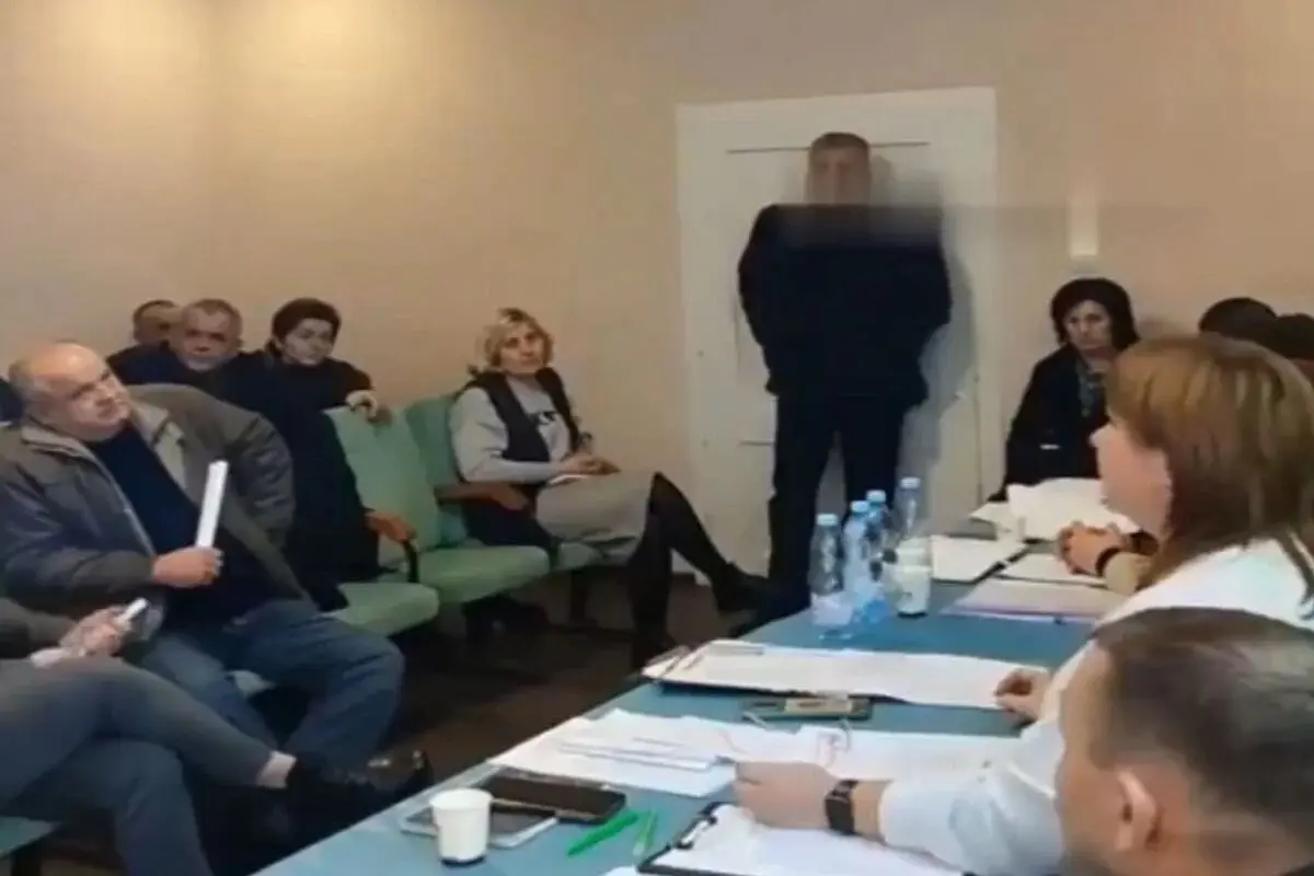 Granadas em reunião na Ucrânia: veja sala destruída após o atentado