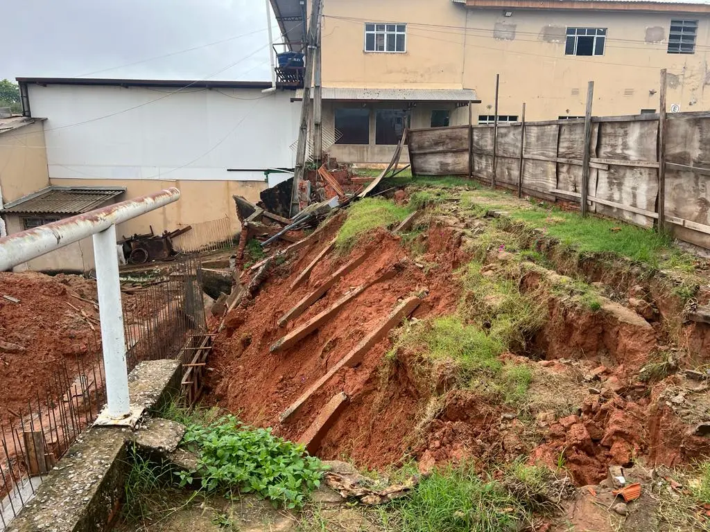 Chuva causa deslizamento na Avenida Ceará e destrói casa próximo ao canal da Maternidade