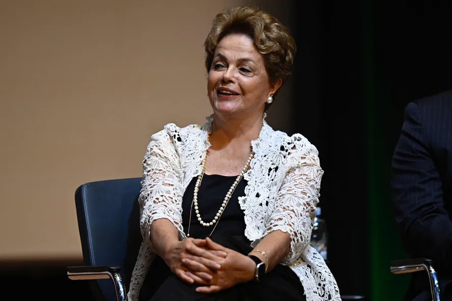 ‘Sou presidente de banco, querida’: Dilma ganha hoje quase dez vezes mais do que recebia como presidente do Brasil; entenda