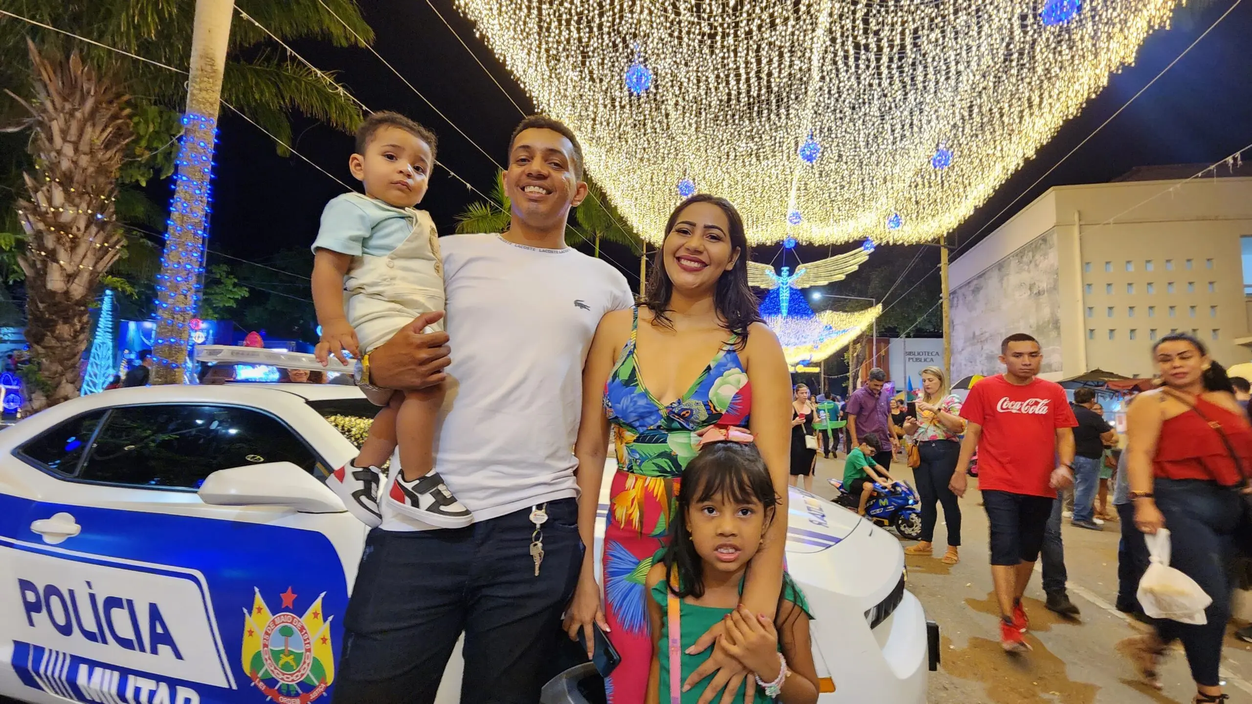 Família visita luzes de Natal e comemora aniversário de 1 ano de bebê: “Nosso presente”