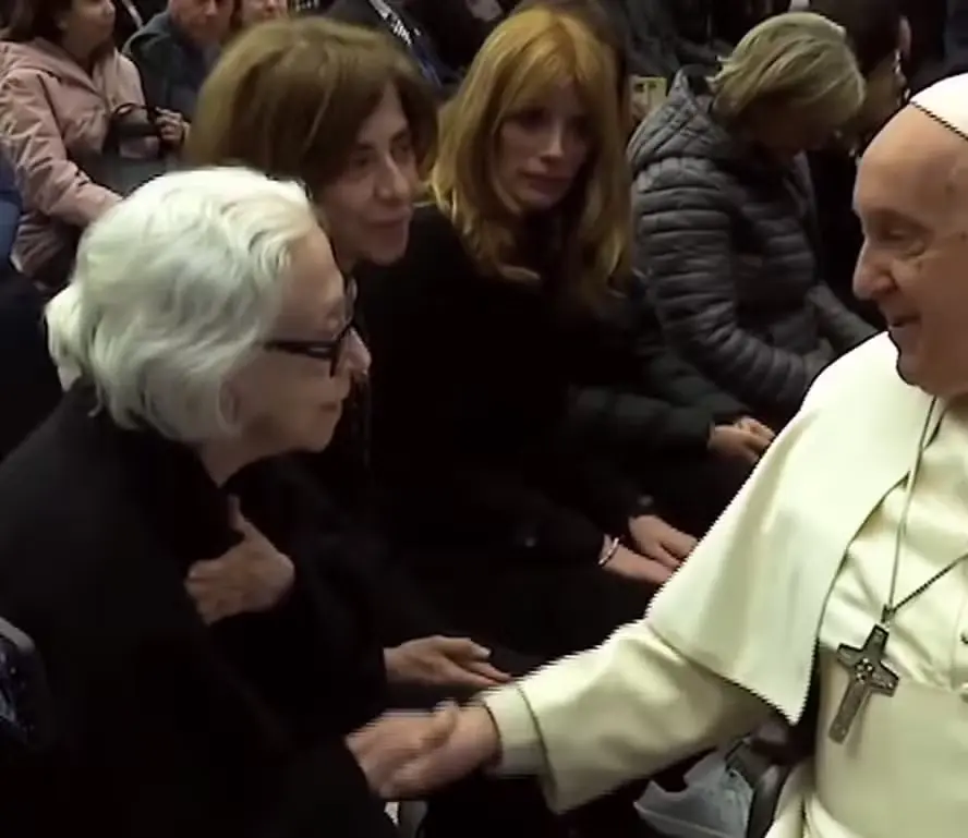 Fernanda Montenegro e Fernanda Torres se encontram com Papa Francisco e recebem bênção no Vaticano
