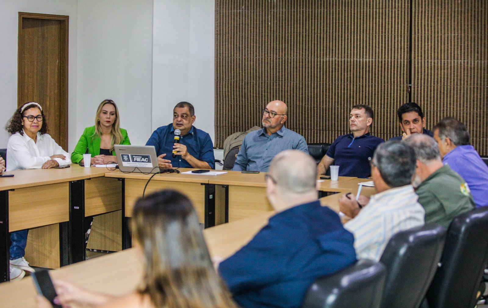 Aumento do PIB e redução da taxa de desemprego em 2023 são celebrados em reunião com gestores