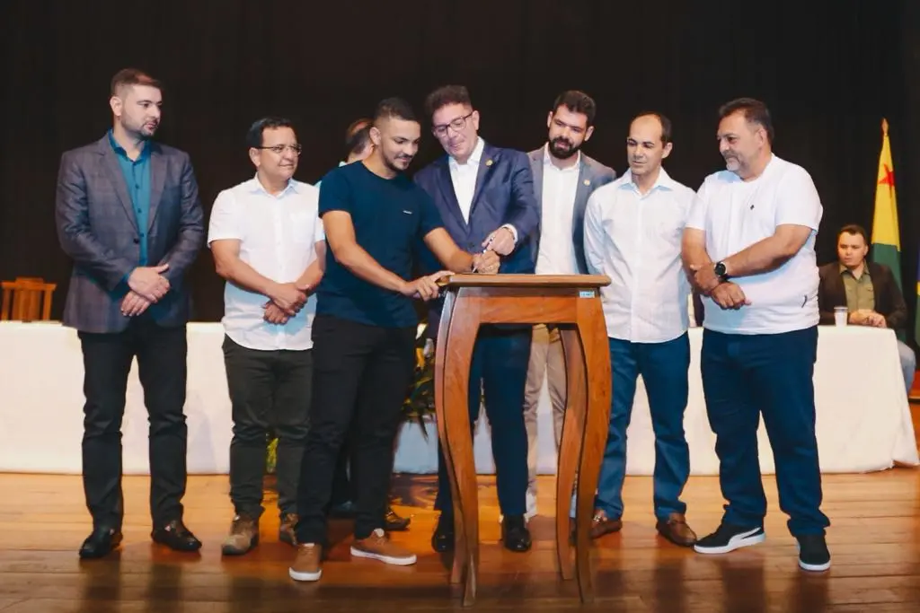 Gladson empossa 50 novos servidores aprovados em concurso da Sesacre no Vale do Juruá