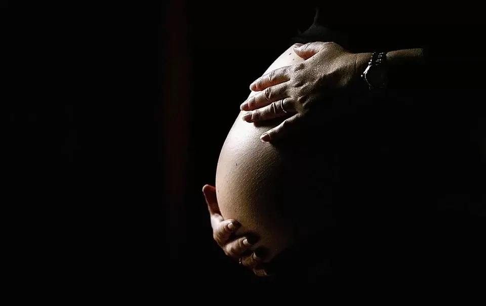 Bebê morre na barriga da mãe após ela ser mandada embora de hospital