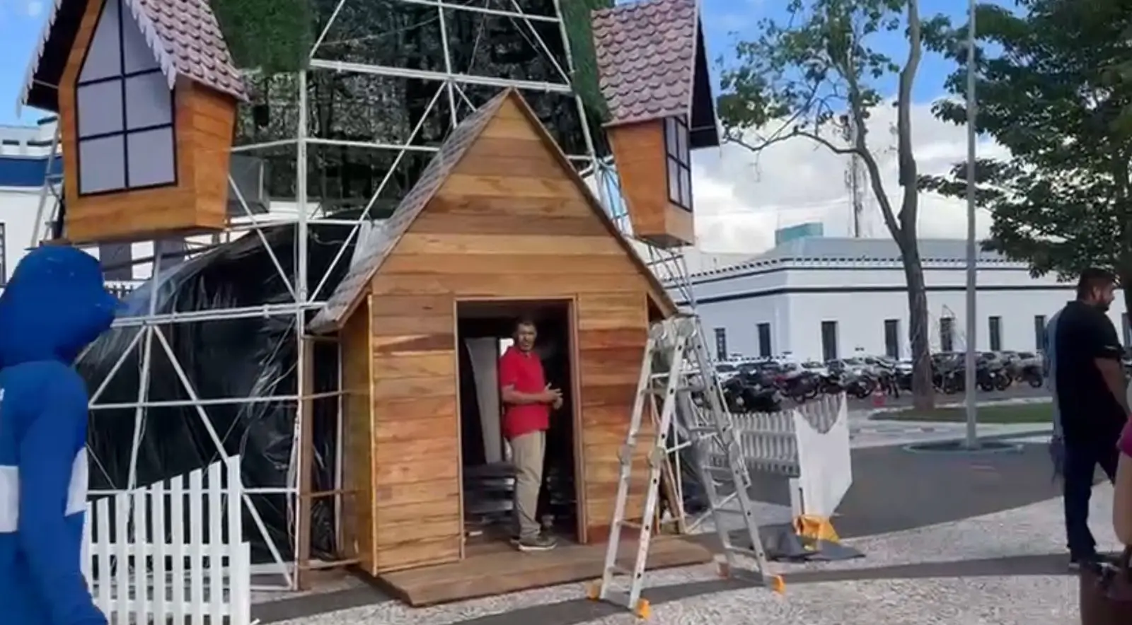 VÍDEO: ContilNet mostra como vai ficar iglu do Papai Noel, construído embaixo de árvore gigante