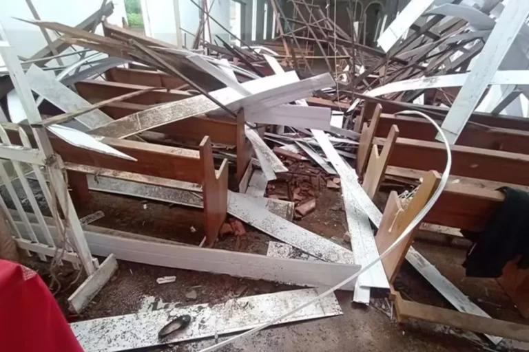 VÍDEO: veja momento em que teto de igreja desaba e deixa 80 feridos