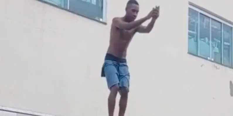 Jovem bate cabeça na piscina após ‘salto mortal’ e Bombeiros do Acre alertam sobre perigo de ‘likes’
