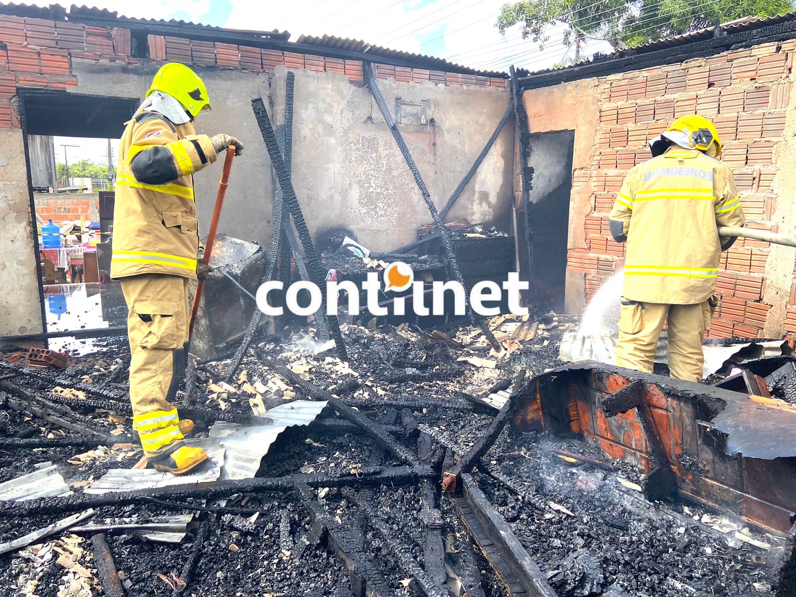 Após curto circuito, casa pega fogo e fica totalmente destruída em Rio Branco