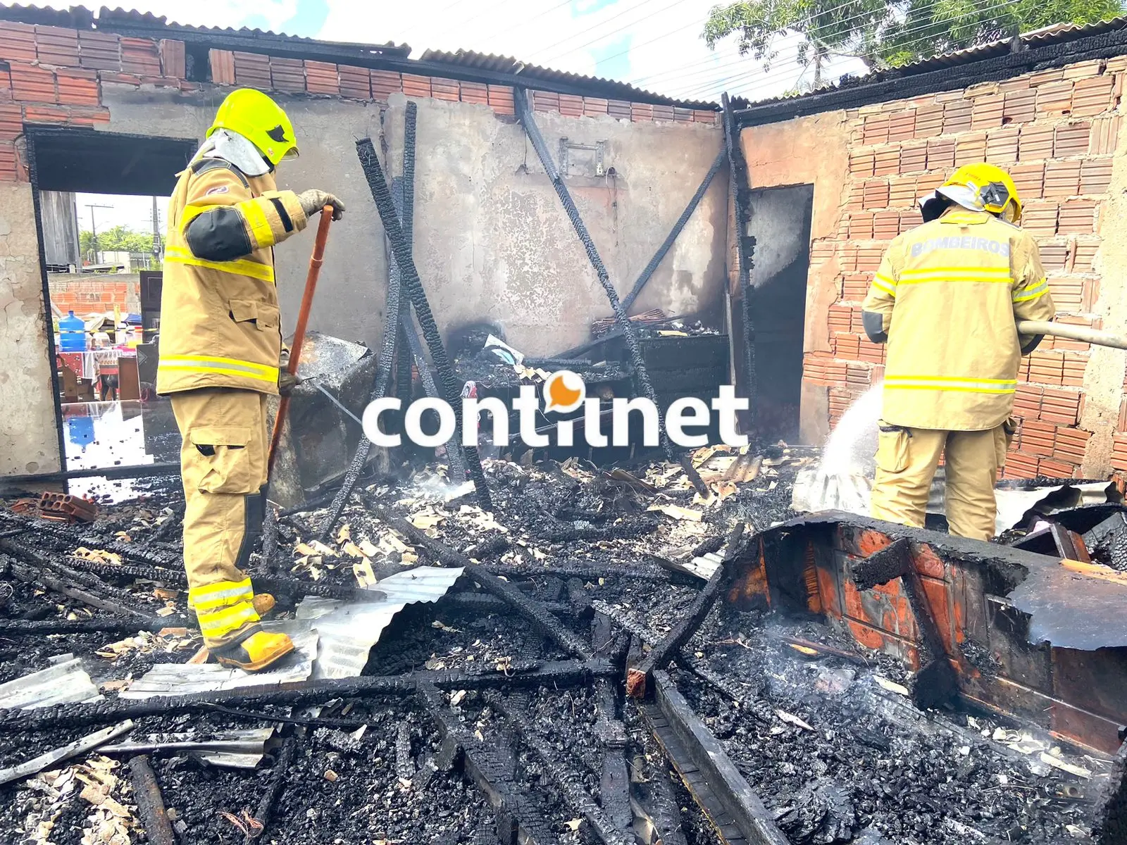 Após curto circuito, casa pega fogo e fica totalmente destruída em Rio Branco