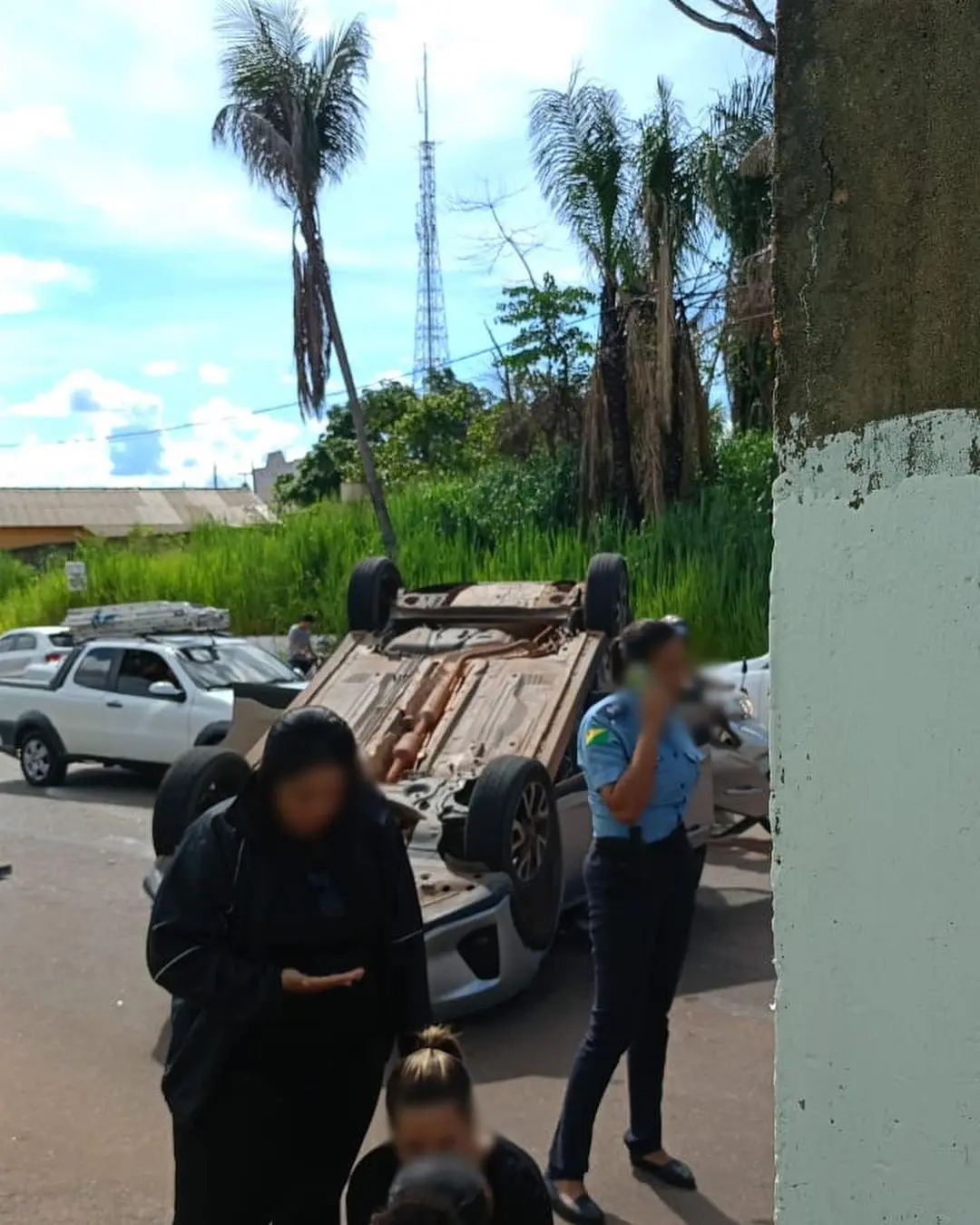 VÍDEO: carro capota e fica de cabeça para baixo em estrada da parte alta de Rio Branco