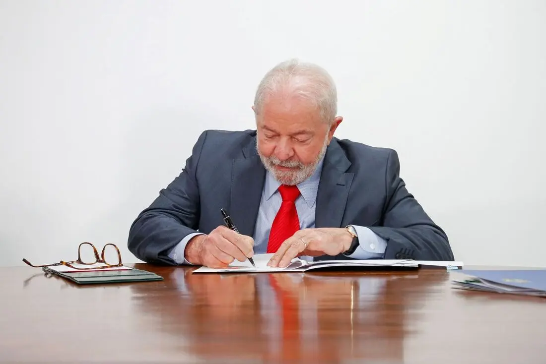 Lula sanciona lei que regulamenta apostas esportivas, mas veta isenção de IR