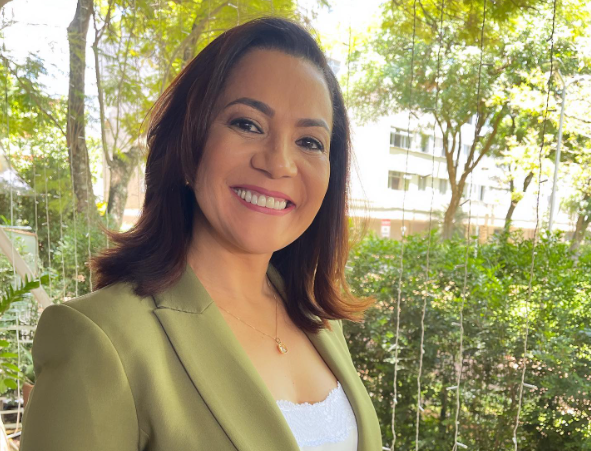 Mailza completa 47 anos de idade com elogios de Gladson e de colegas da classe política