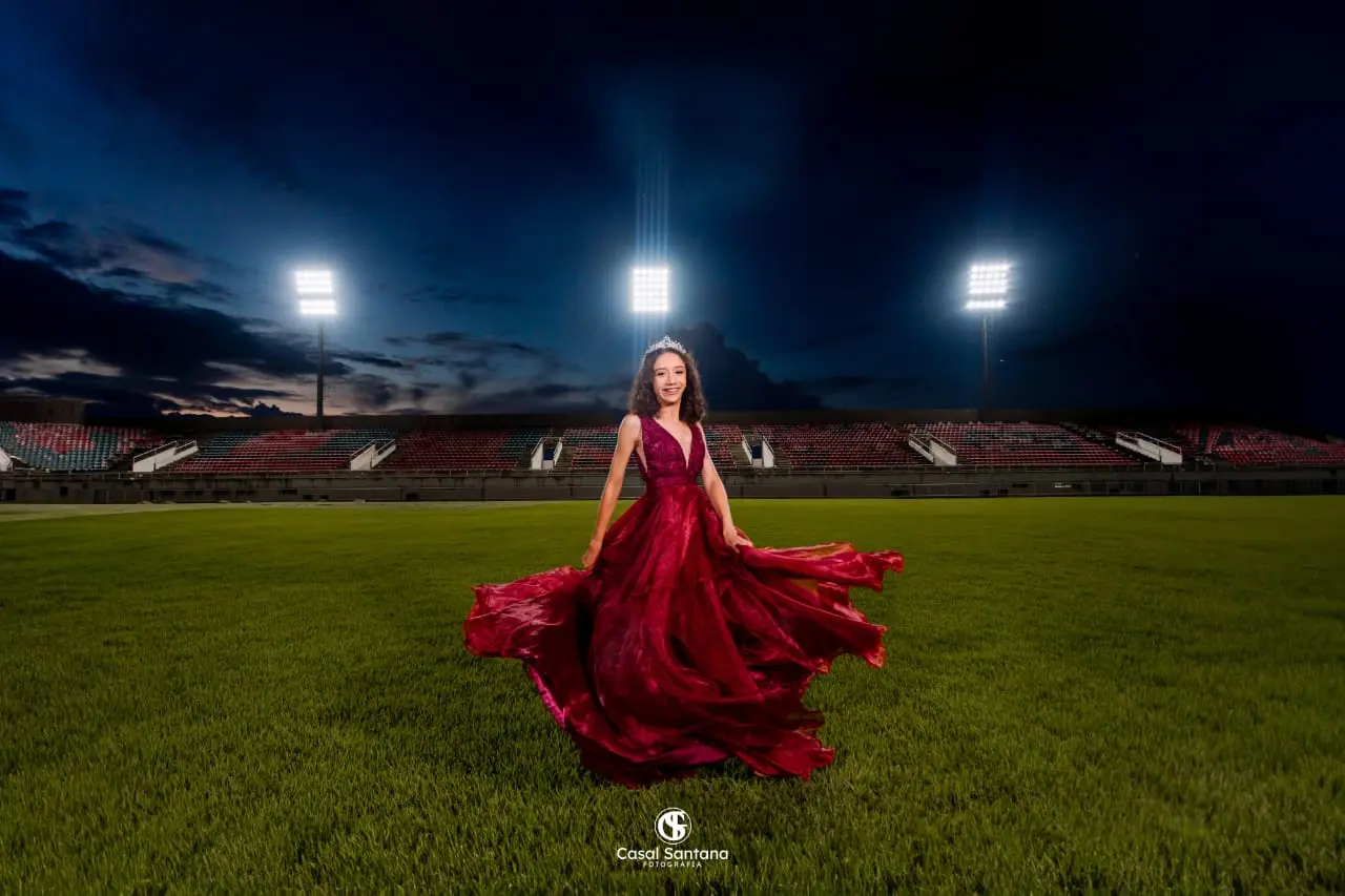 Jogadora de futebol comemora 15 anos com ensaio de princesa no Arena da Floresta; FOTOS
