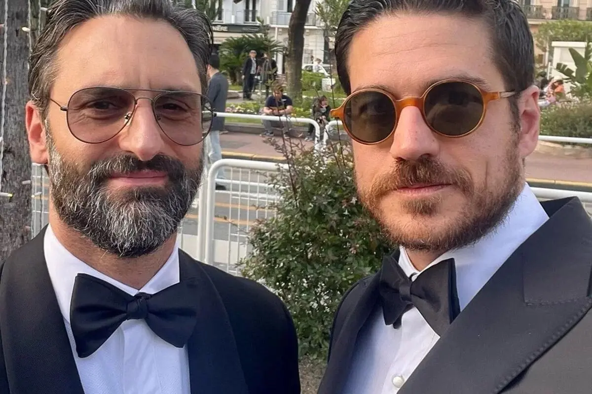 Discreto, Marco Pigossi se casa no civil com o cineasta Marco Calvani