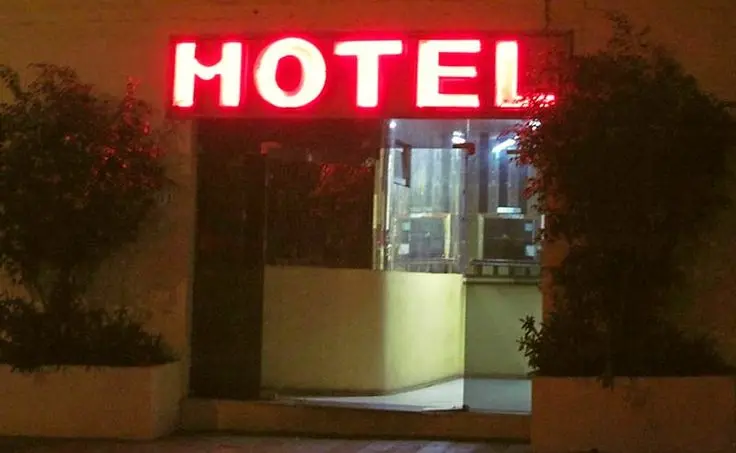 Mulher encontra marido com travesti em motel e situação vira caso de polícia
