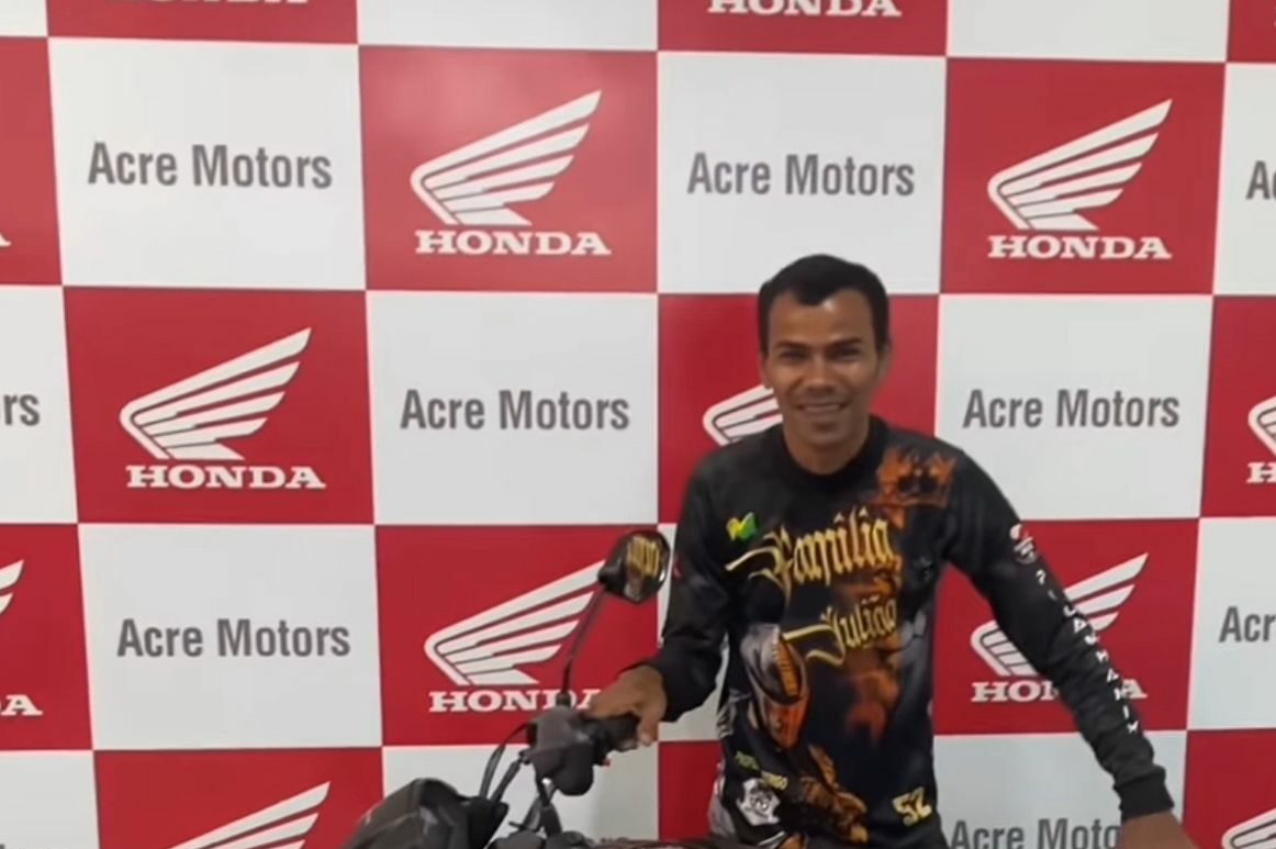 No Acre, bike entregador realiza sonho de comprar moto zero e emociona web; VÍDEO
