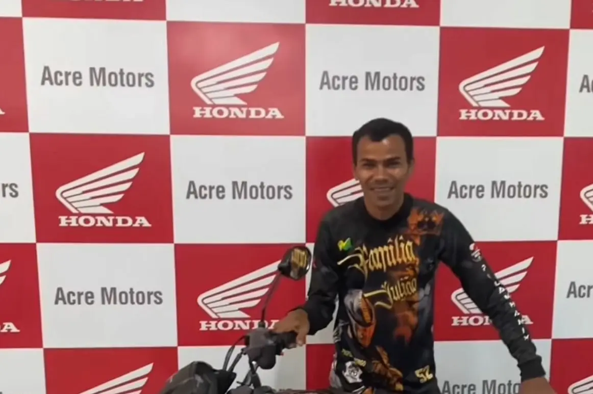 No Acre, bike entregador realiza sonho de comprar moto zero e emociona web; VÍDEO