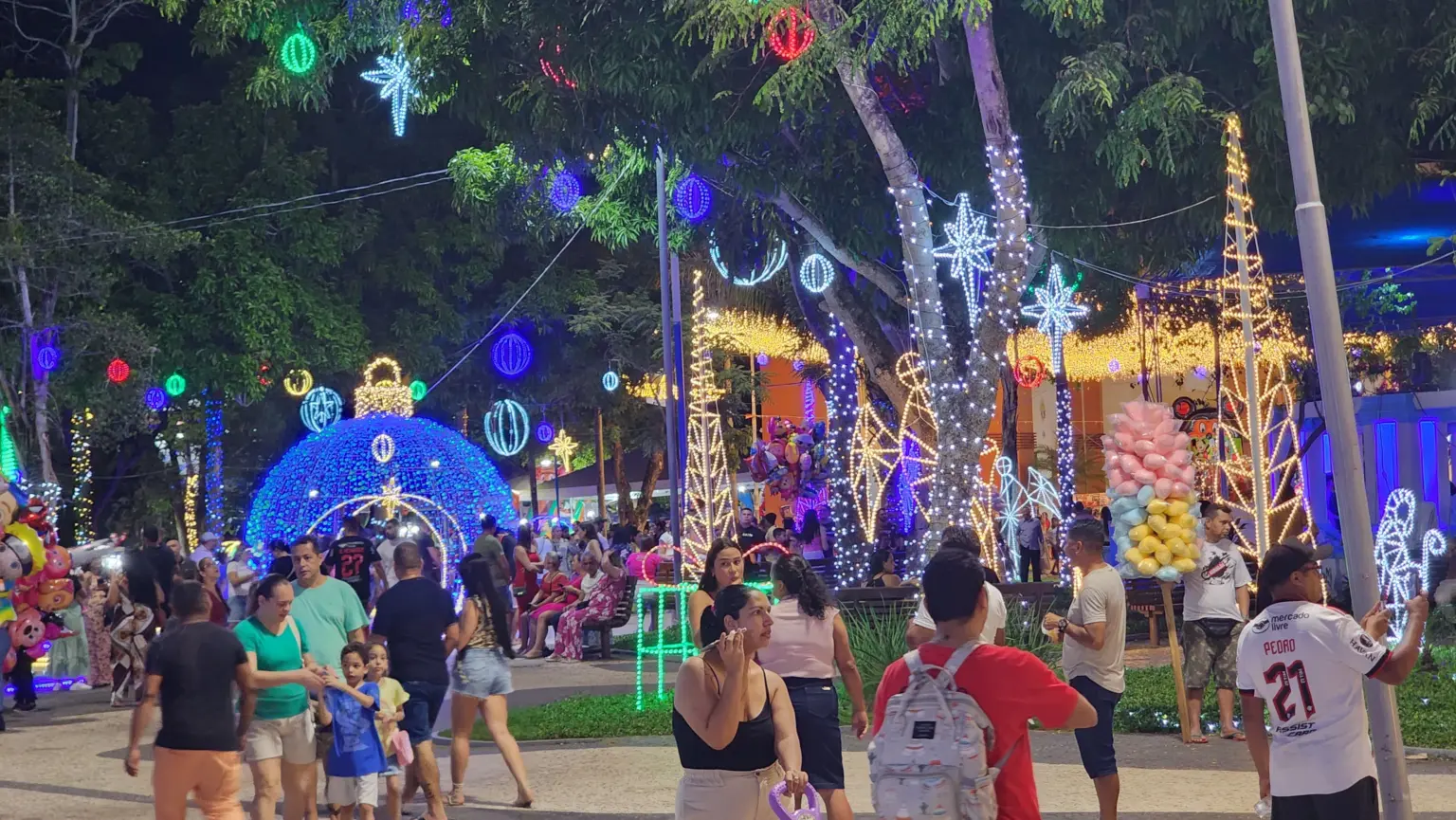 Iluminação de Natal cresce movimentação de crianças e comércio local comemora