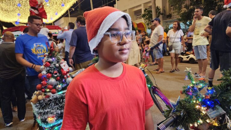 Com presépio e Papai Noel, garoto de 10 anos enfeita bicicleta e concorre a premiação de R$ 1,5 mil