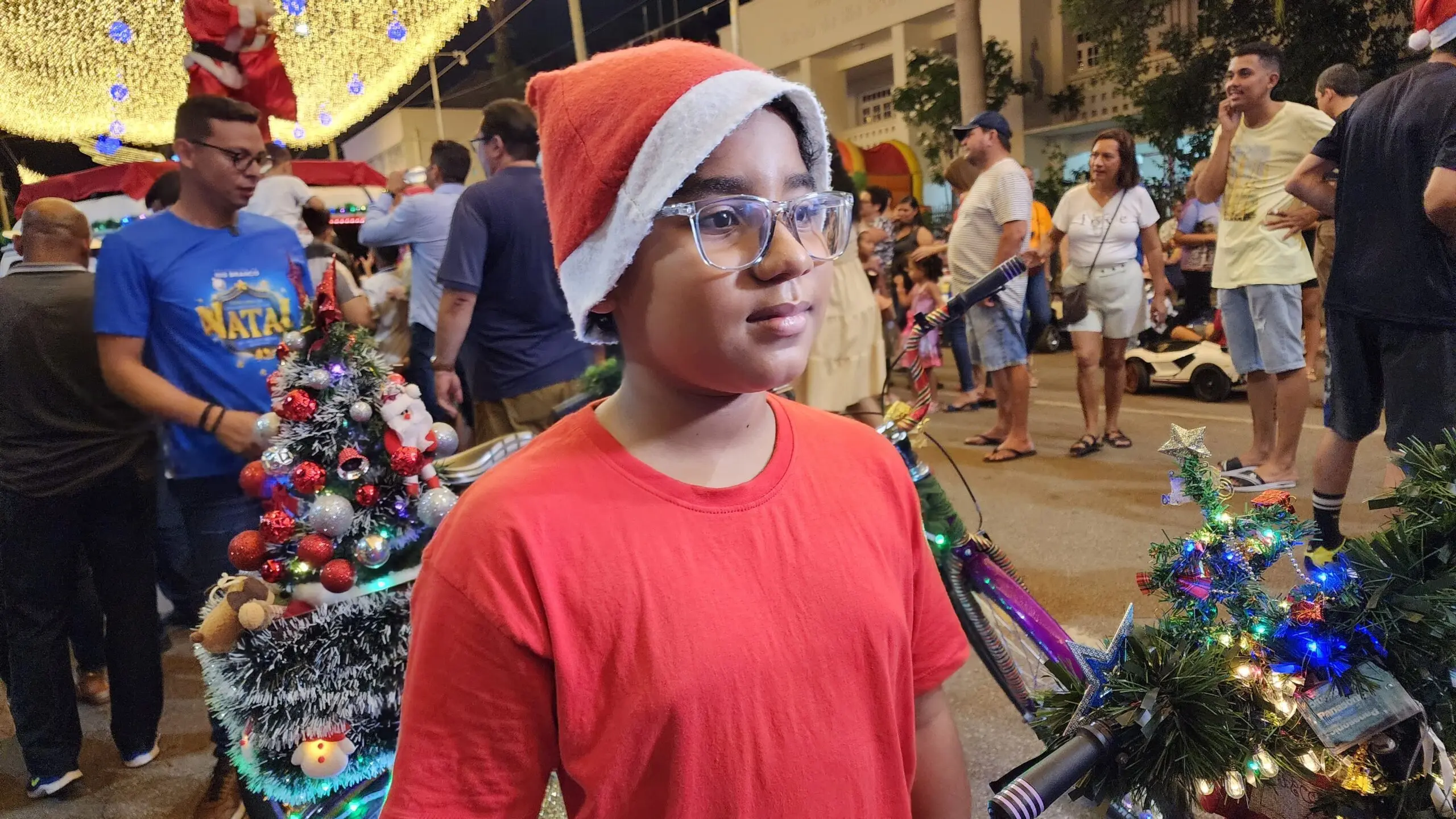 Com presépio e Papai Noel, garoto de 10 anos enfeita bicicleta e concorre a premiação de R$ 1,5 mil