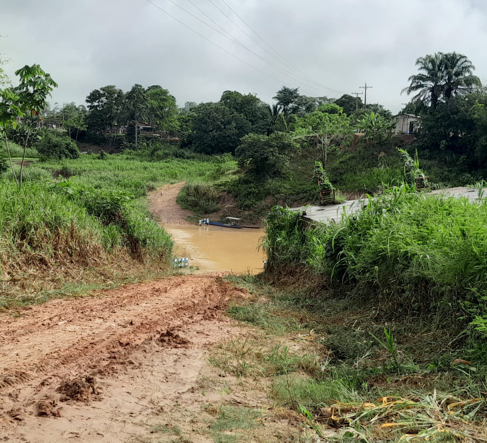 Repiquete: rio sobe de forma surpreendente e cobre ponte no interior do Acre