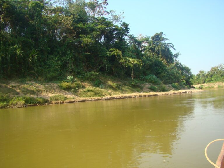 No Acre, avó e bebê desaparecem em rio após naufrágio de barco