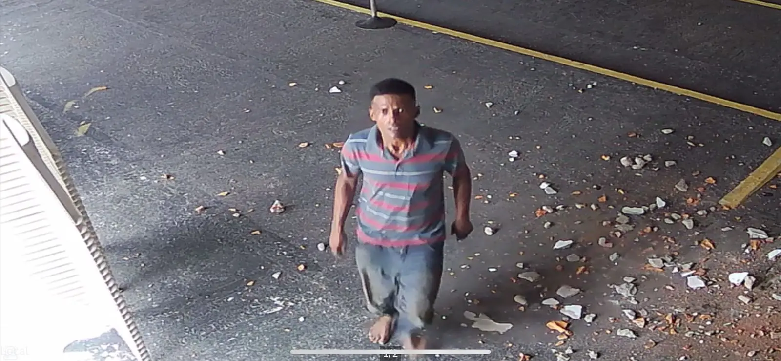 VÍDEO: homem invade igreja, rouba equipamentos e foge; prejuízo é de R$ 20 mil
