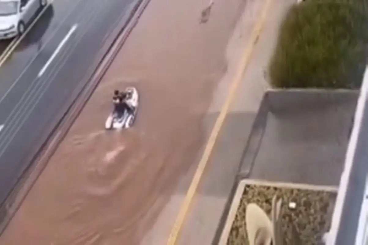 Vídeo: após chuva forte, homem pilota jet ski em rua de Goiânia