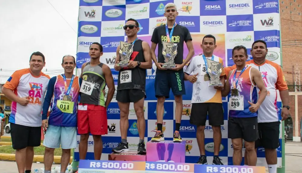 Zequinha entrega premiação aos vencedores da Corrida da Virada de Cruzeiro do Sul