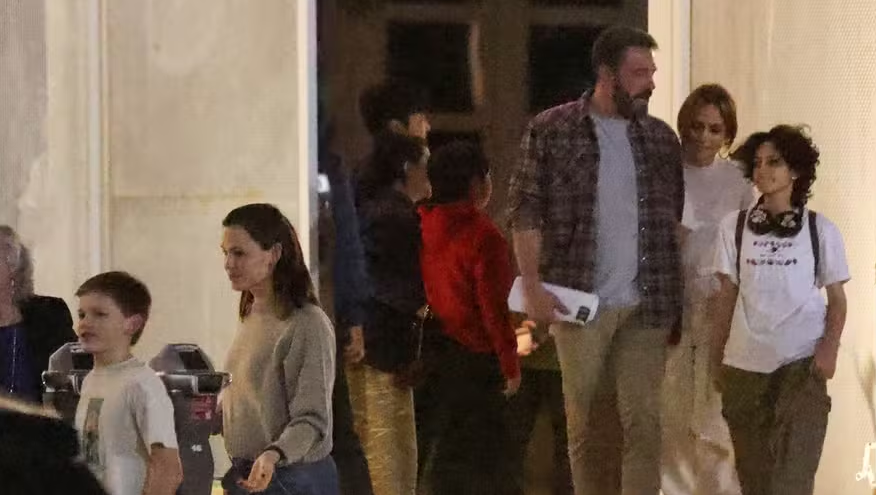 Ben Affleck vai a evento com Jennifer Lopez, seus filhos e sua ex Jennifer Garner Ben Affleck vai a evento com Jennifer Lopez, seus filhos e sua ex Jennifer Garner