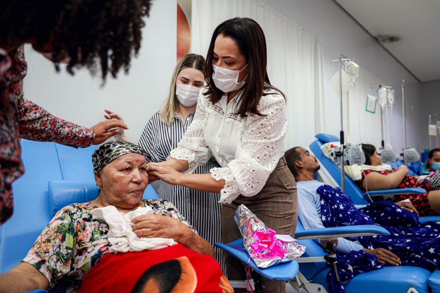 Mailza e Mardhia entregam mais de 200 lenços doados a mulheres tratam câncer