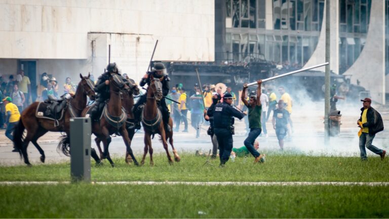 8 de janeiro, um ano depois; Veja a invasão captada por todas as câmeras do planalto