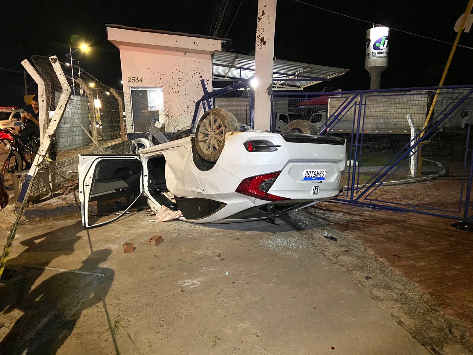 Carro que capotou após atropelar entregador foi vendido há uma semana, diz família