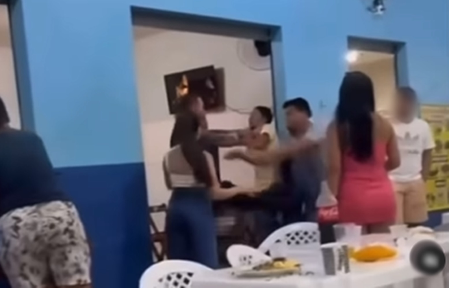 VÍDEO: policial se envolve em briga no Mercado do Bosque e saca arma durante confusão