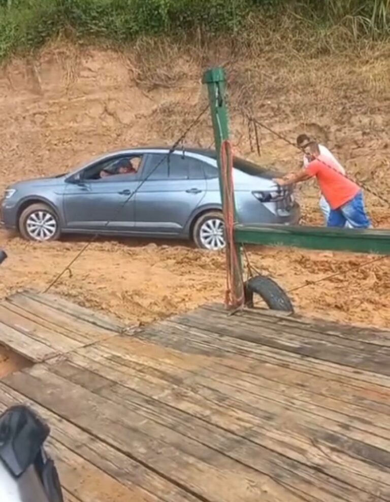 VÍDEO: carro atola na saída de balsa e moradores criam página na web em forma de protesto